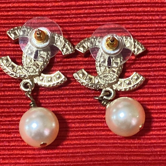 Authentic Chanel earrings no inclusion but this is authentic - Picture 2 of 2
